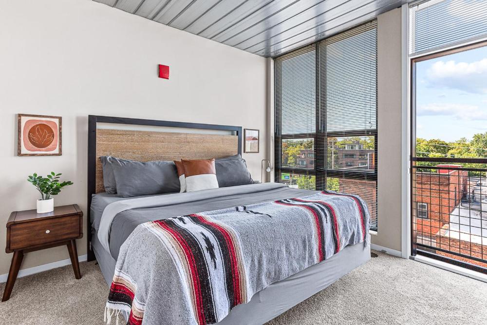Spacious 2 King Bed Downtown Central to it All